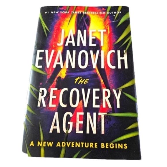 Janet Evanovich. The Recovery Agent. Atria  2022 Home Accents Cofffe TableBooks - Picture 1 of 14